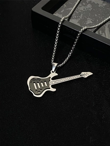 Detail des Gitarrenanhängers mit Streifenausschnitt und schwarzer Box-Kettenhalskette