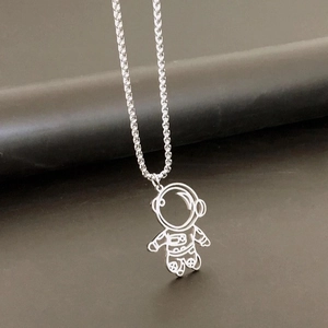 Collana da uomo con ciondolo astronauta in acciaio al titanio con finitura metallica