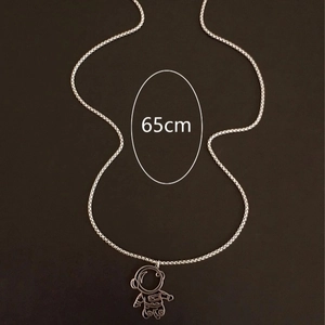Dettaglio della collana con ciondolo astronauta in acciaio inossidabile e catena da 65 cm