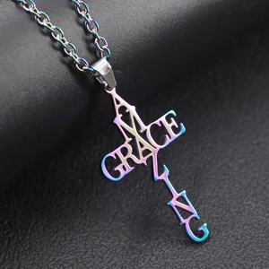 Vue macro du pendentif croix Amazing Grace avec finition arc-en-ciel sur cuir