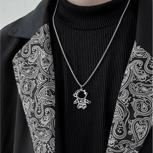 Collana da uomo con pendente astronauta in acciaio titanio indossata su un blazer nero