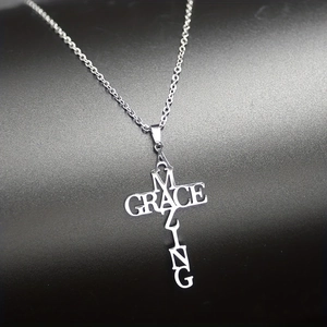 Collier croix Amazing Grace en acier inoxydable argenté pour homme sur fond gris