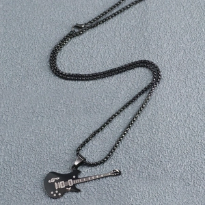 Collier hip hop avec pendentif guitare électrique noire et notes sur chaîne perle