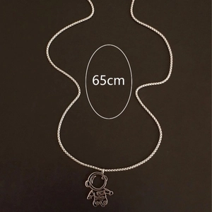 Ciondolo astronauta minimalista in argento con catena da 65cm per uomo elegante