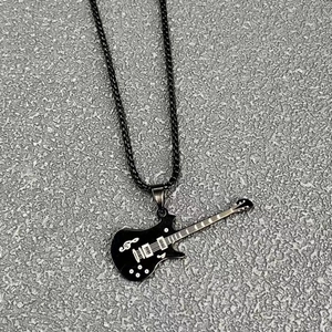 Collier pendentif guitare électrique noire style hip-hop avec notes de musique blanches