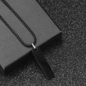 Collier pour homme avec pendentif rectangle en acier inoxydable noir mat sur cuir