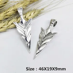 Mens vintage alloy arrowhead triangle spearhead pendant necklace with textured loop