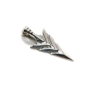 Vintage alloy arrow pendant for men with retro silver finish and detailed black texture