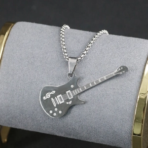 Collier avec pendentif guitare hip hop argenté et notes de musique sur chaîne à billes