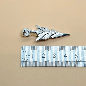 Men's retro silver triangle arrowhead pendant necklace featuring a 4.5cm length design
