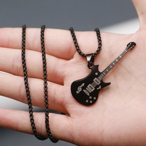 Collier hip hop avec pendentif guitare électrique noire et notes sur une chaîne mate