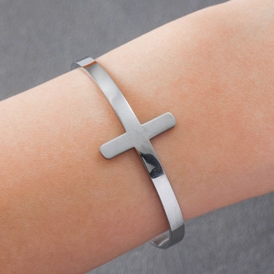Bracelet jonc minimaliste en acier inoxydable avec motif croix en argent poli pour couple