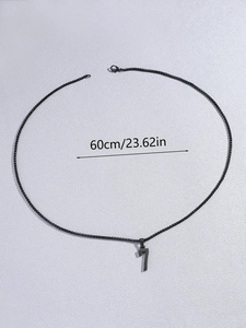 Détail de la chaîne noire de 60 cm en acier inoxydable avec pendentif numéro 7