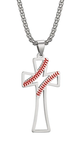 Détail du pendentif croix baseball argentée avec coutures rouges sur chaîne box