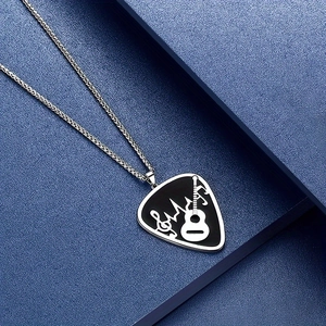 Collier musique en acier inoxydable argenté avec pendentif médiator sur boîte bleue