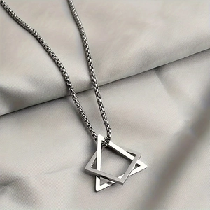 Collier géométrique minimaliste avec pendentif triangle et carré en acier inoxydable argenté