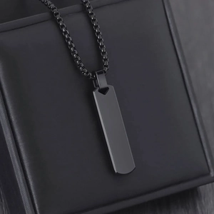 Collier minimaliste à pendentif rectangulaire noir mat avec chaîne à maillons carrés