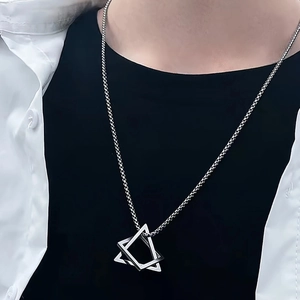 Détail du collier pour homme avec pendentif géométrique triangle sur chaîne maille