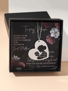 Silberne Herz-Halskette mit Mutter-Kind-Silhouette in Geschenkbox und Blumenkarte