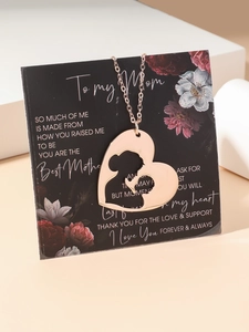 Pendentif cœur en or rose avec silhouette mère et enfant sur une carte cadeau fleurie