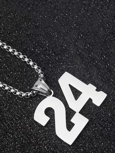 Vue macro du pendentif numéro 24 argenté sur une chaîne gourmette au fini poli miroir