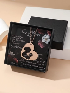 Collier cœur rose doré avec silhouette mère-enfant dans un coffret cadeau avec carte