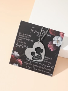 Detailansicht der silbernen Herz-Halskette mit Mutter-Kind-Silhouette und floraler Geschenkkarte