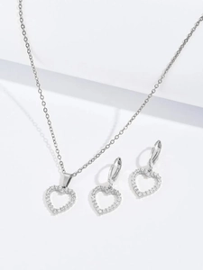 Détail macro de l'ensemble collier et boucles d'oreilles cœur sertis de zircons brillants