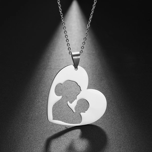 Halskette aus Edelstahl mit hohlem Herzanhänger und Mutter-Kind-Silhouette in Silberoptik