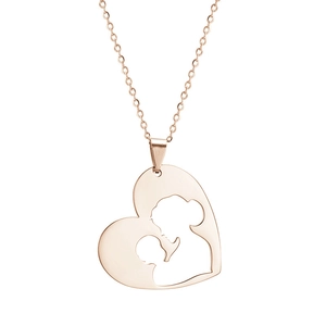 Collier cœur rose doré avec silhouette évidée de mère et bébé sur fond blanc épuré