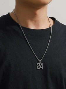 Détail du collier avec pendentif chiffre 24 argenté et chaîne box sur un mannequin