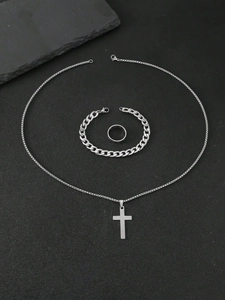 Vue détaillée du coffret collier croix argenté, gourmette épaisse et bague sobre