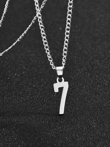 Collier à pendentif numéro 7 en argent poli avec une chaîne à maillons fins minimaliste