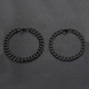Detailansicht von zwei schwarzen Panzerketten Armbändern mit sicherem Karabinerverschluss