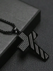 Détail du pendentif croix en acier noir mat avec motif étoilé et rayures de drapeau