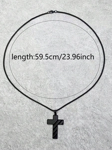 Détail d'un collier croix noir de 59,5cm en acier avec gravure du drapeau américain