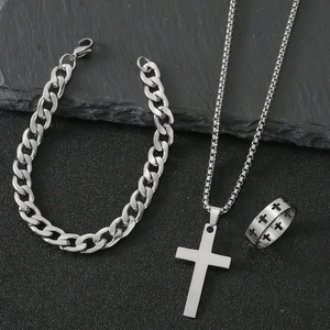 Ensemble de bijoux en acier argenté avec collier croix, bague ajourée et bracelet gourmette