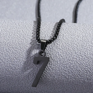 Collier minimaliste en acier inoxydable noir mat avec un pendentif chiffre 7 porte-bonheur