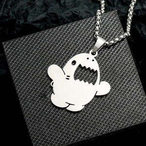 Collier avec pendentif monstre requin en acier titane sur boîte à bijoux noire