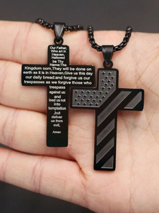 Gros plan d'un pendentif croix en acier noir avec le Notre Père et motif drapeau USA