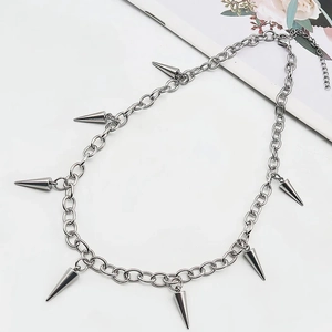 Punk-Halskette in Silber mit geometrischen Metall-Spikes an massiven Kettengliedern