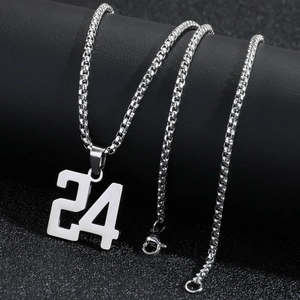 Collier en acier inoxydable poli avec pendentif numéro 24 3D sur une chaîne box