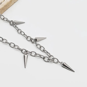 Punk-Silbermetallkette mit vier hängenden massiven Kegel-Stachelanhängern für Damen
