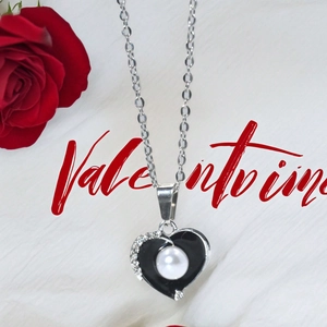 Collana con ciondolo a cuore in smalto nero, perla e decorazione di rose di San Valentino