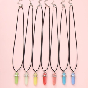 Lot de 7 colliers en cristal hexagonal coloré avec cordons en cire noire résistants