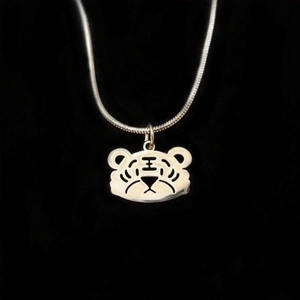 Pendentif tête de tigre en acier inoxydable avec collier chaîne serpent argenté