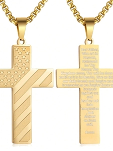 Détail du pendentif croix en acier doré avec drapeau US et gravure de la prière Notre Père