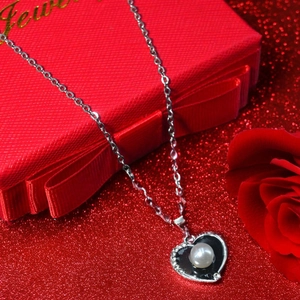 Elegante collana con ciondolo a cuore con perla e diamanti su scatola regalo rossa