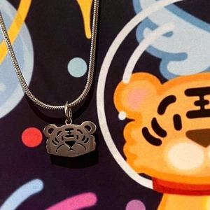 Pendentif mignon de tigre en acier inoxydable argenté avec design ajouré et chaîne