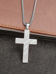 Gros plan du pendentif croix en acier avec motif étoiles et rayures du drapeau américain